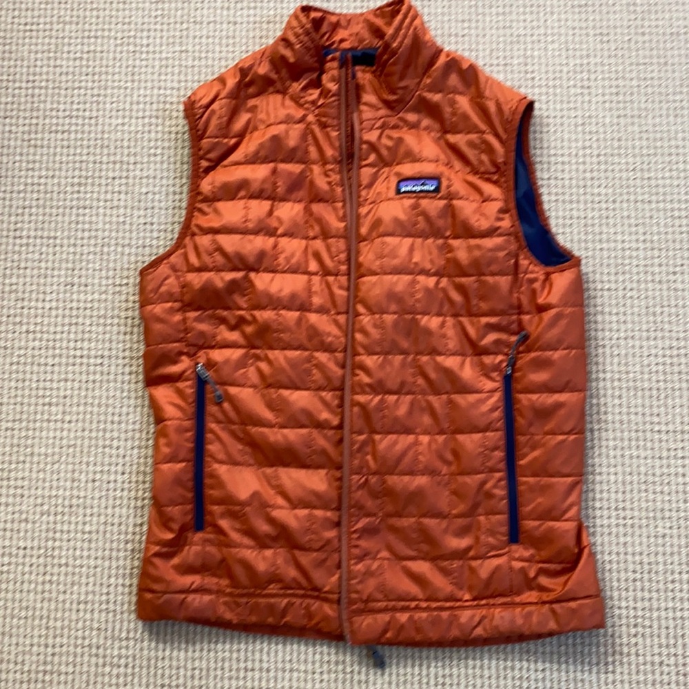 Selling a gently used men’s medium Patagonia nano puff vest